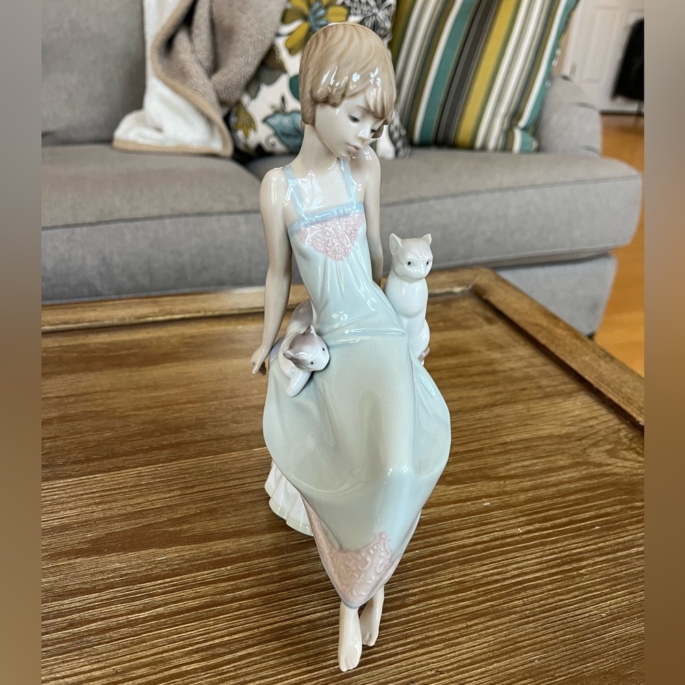 Lladro’ Figurine (Retired): 5443 Bedtime